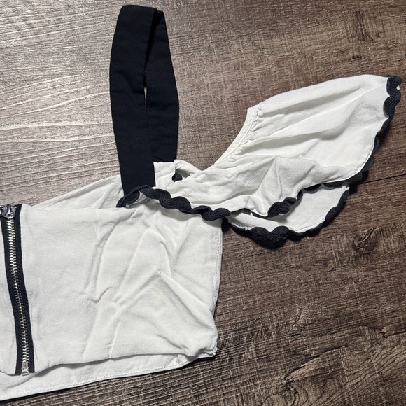 FARM Rio Black and White Off-Shoulder Top - Picture 9 of 9